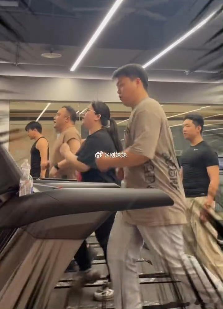 最适合减肥人爬坡的bgm出现了💫 独特的膘兵体验课，军歌陪伴爬坡训练，驱散疲惫