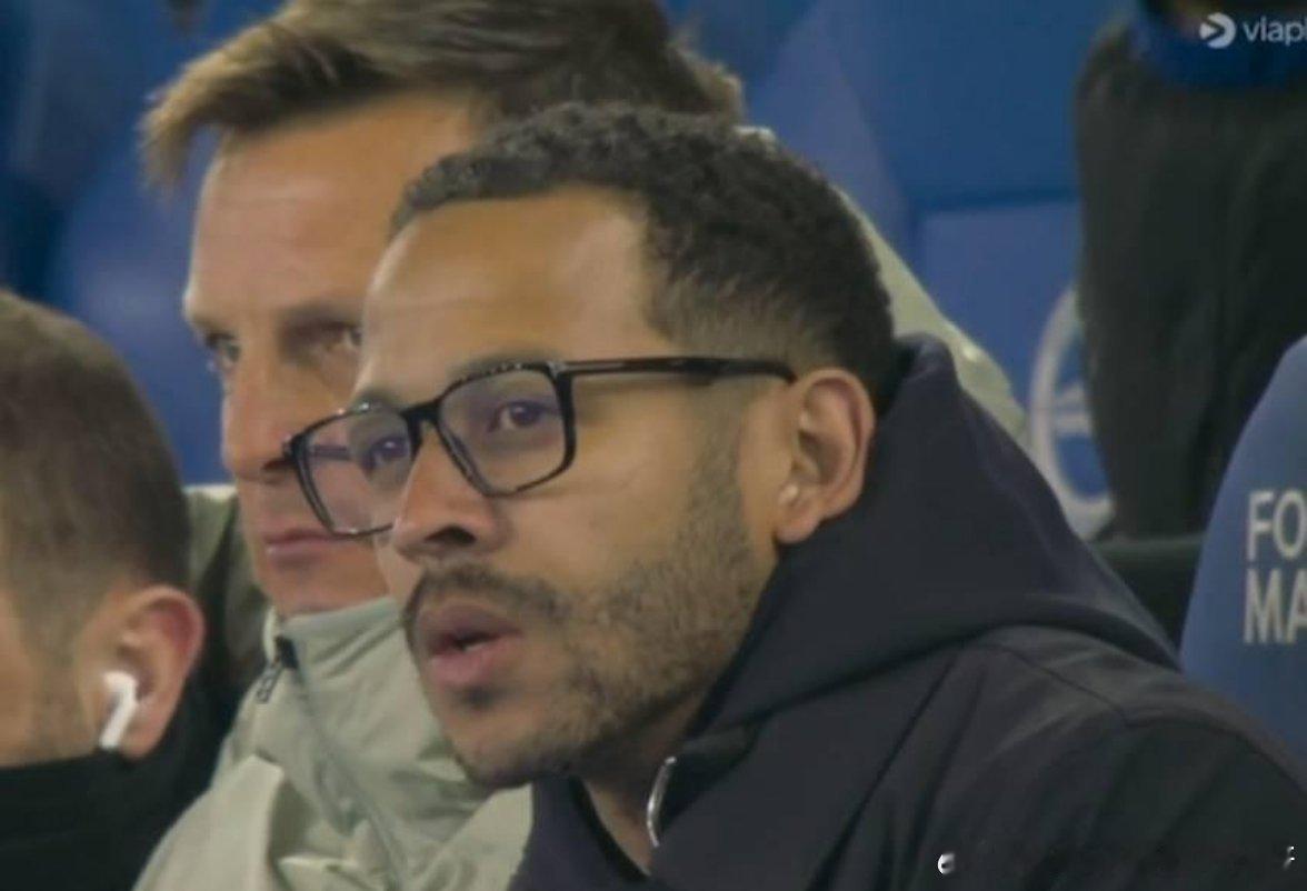 北京时间4月23日，切尔西官方宣布主帅罗塞尼尔下课。值得一提的是，在率队的最后一