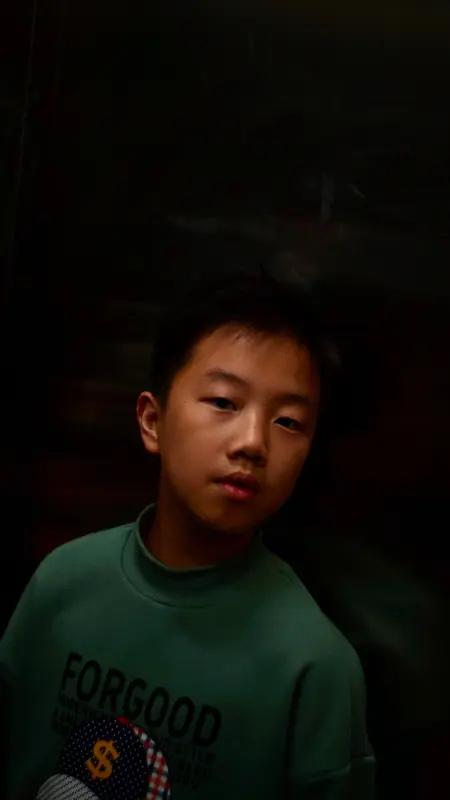未成年人打赏主播，钱能不能追回得看具体情况。
之前有个13岁小孩花了家里16万打
