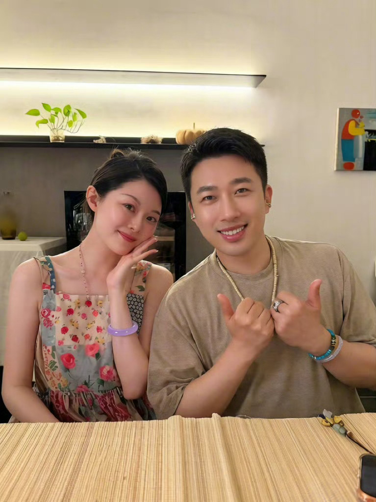 于正晚晚自拍照于正晚晚自拍 搞啥呢吗？这两个人凑一起自拍 