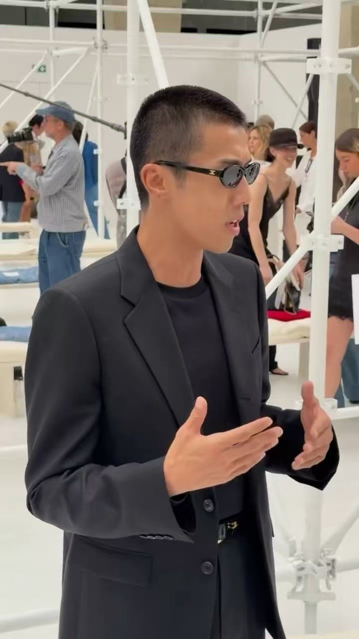 周游巴黎时装周巴黎男装周周游作为CELINE2027春夏男装秀中国唯一受邀男星抵