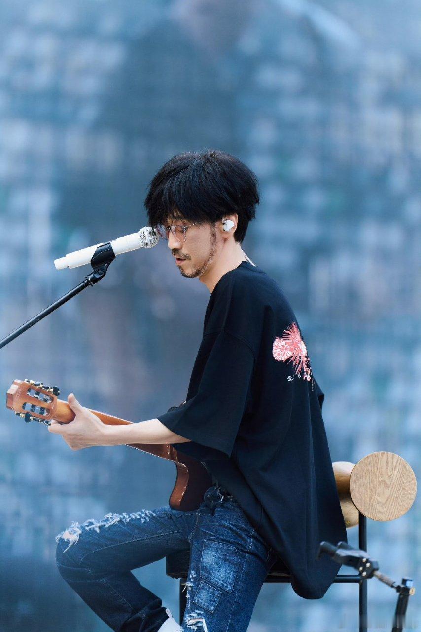 周传雄苏州演唱会 周传雄的演唱会太值得！经典歌曲百听不厌，电音现场超燃。他真诚分