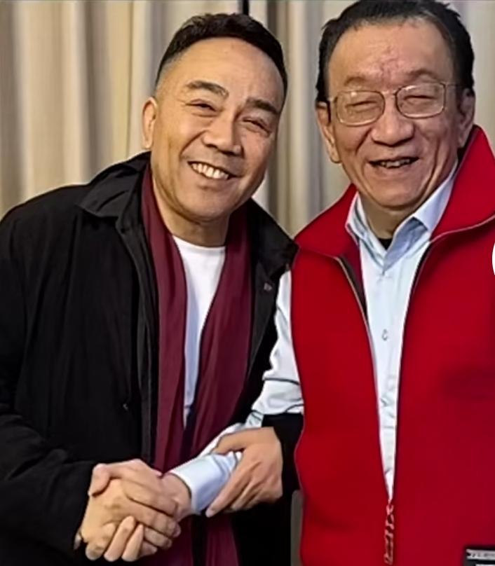 侯耀华直播哽咽：我弟的相声绝活，带进了棺材里。
老艺术家怕的不是死，是绝技断根。