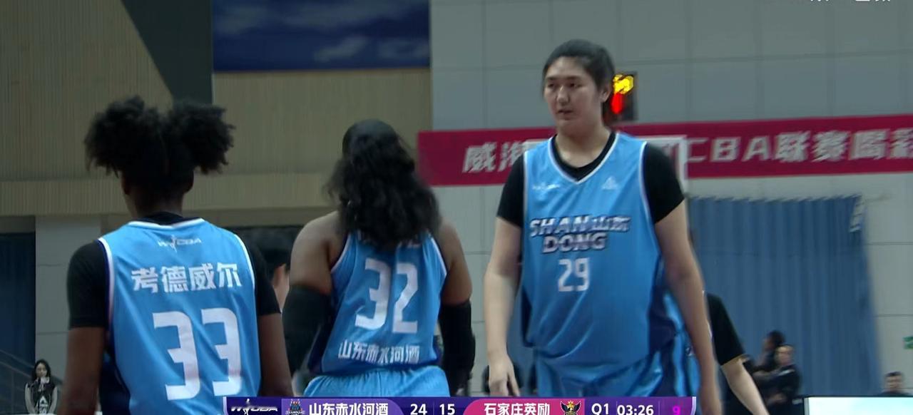 1月4日晚WCBA常规赛，山东高速女篮106：93石家庄女篮。
18岁的张子宇迎