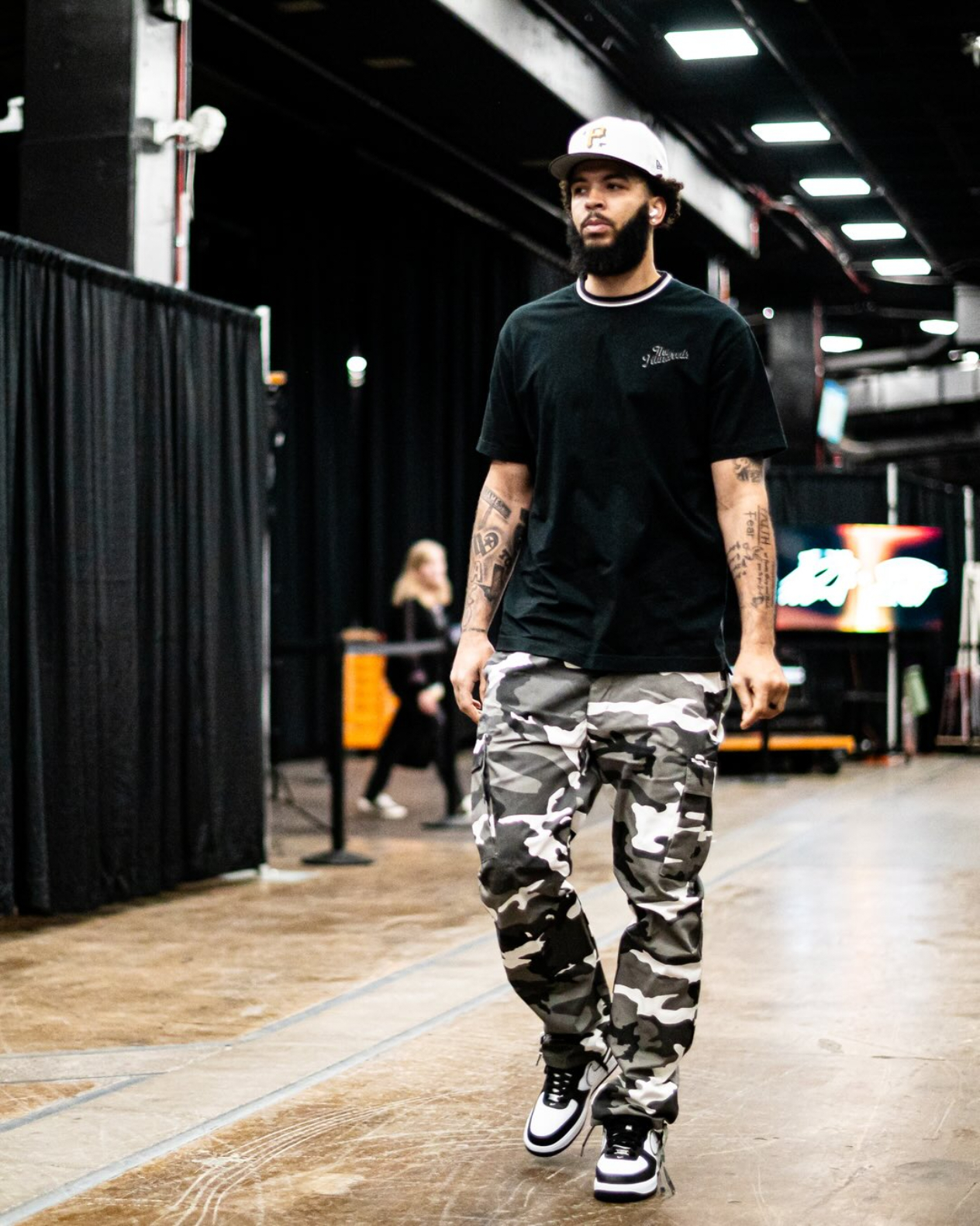 雷霆客场挑战太阳的G3即将开始，马戴派出的首发是：亚历山大、米切尔、多尔特、切特