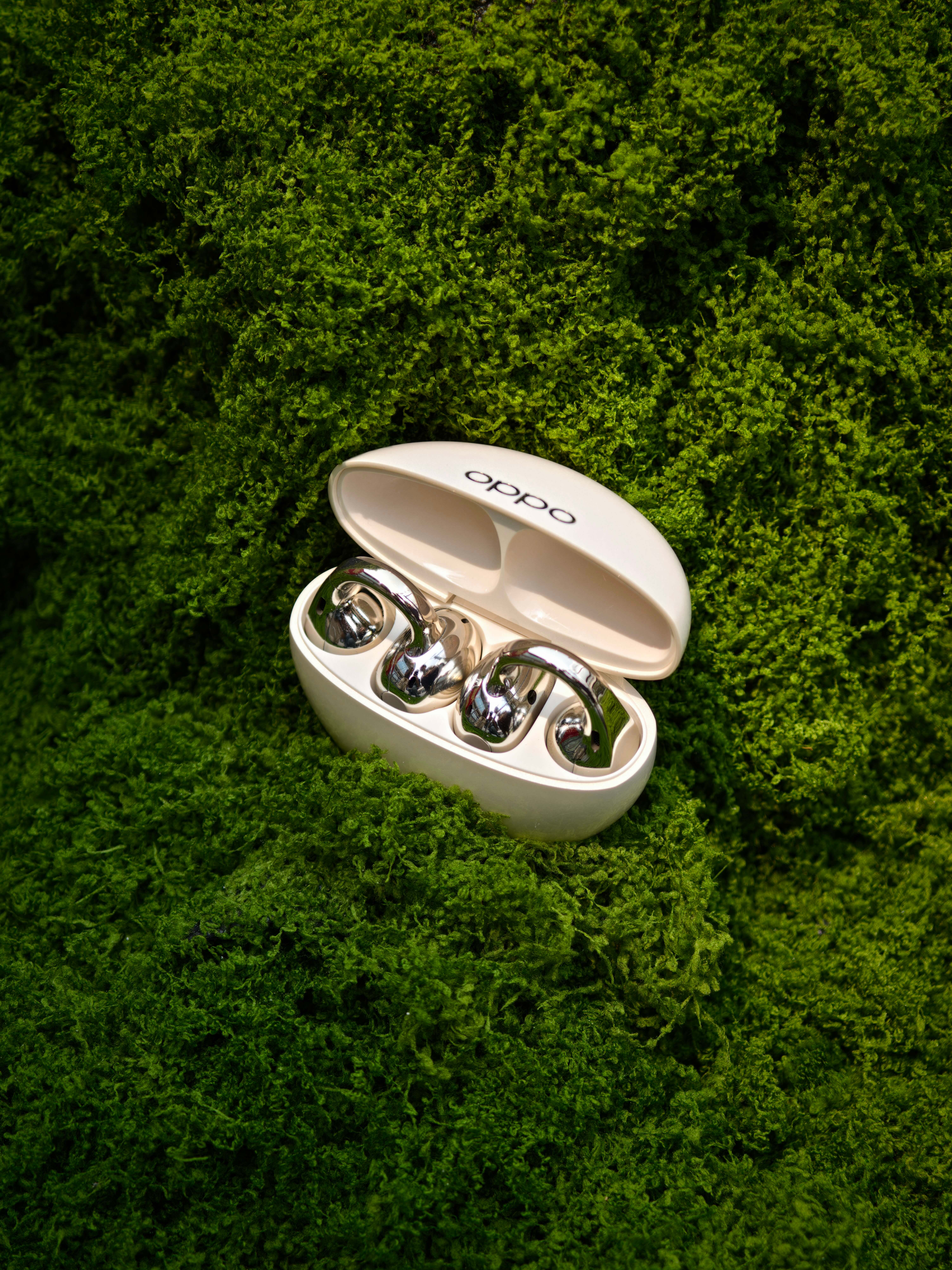 HYK图赏｜OPPO Enco Clip2充电仓外观改为了更加圆润的椭圆，手感更