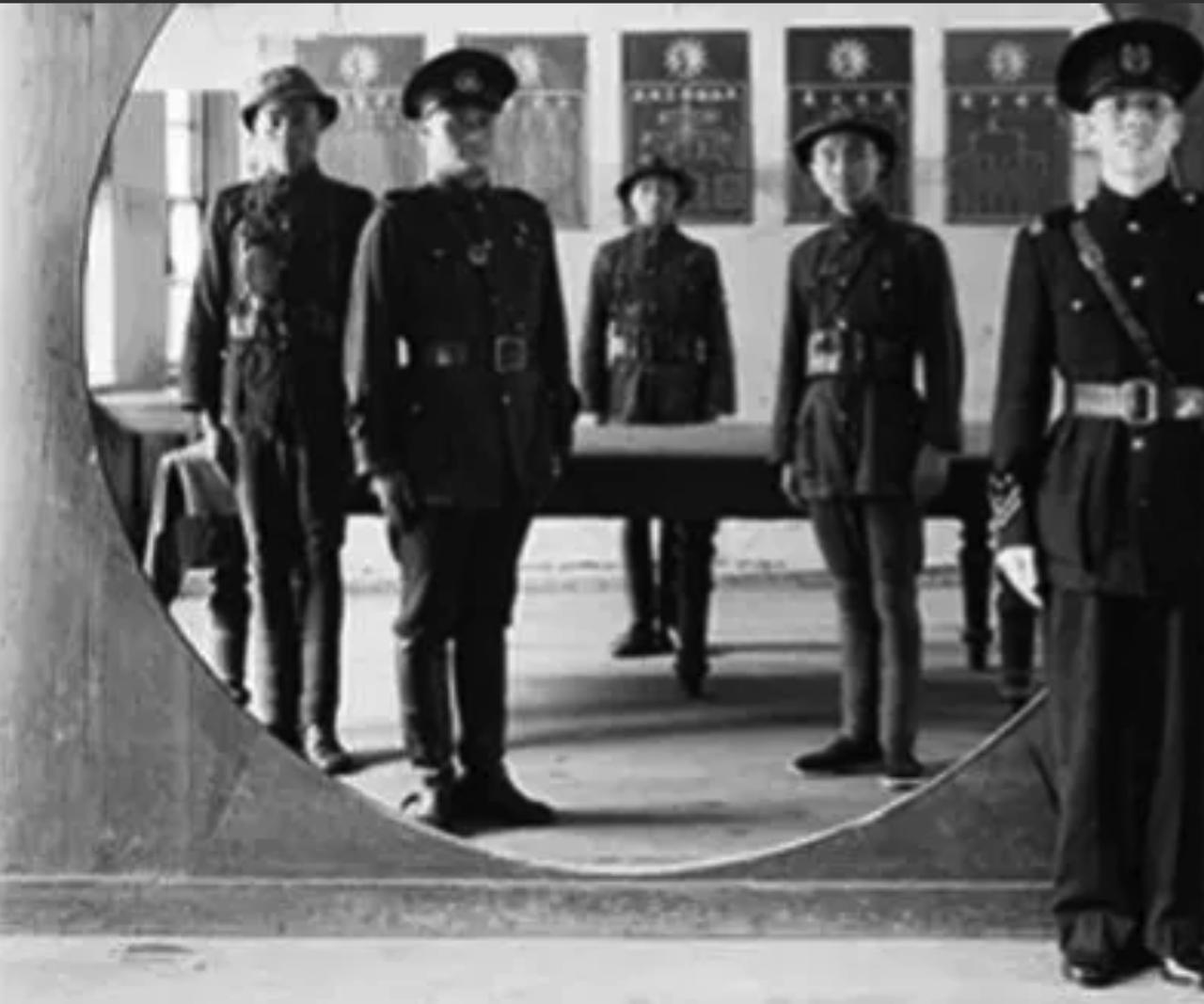1943年，青岛。地下党员杨郁刚进台东侦缉队，就觉不对劲，双岗戒备。“出啥事了？