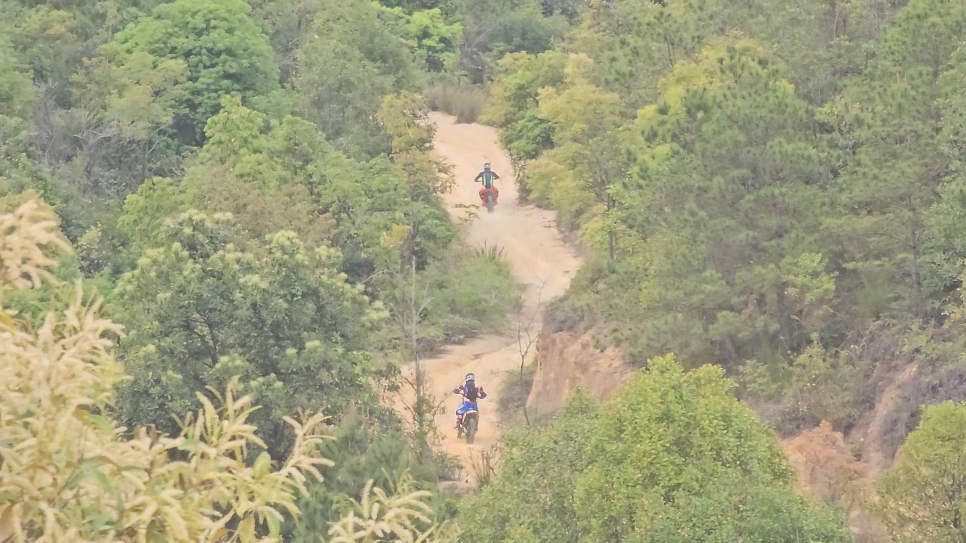 #深圳郊野径大量摩托车违规越野#【市民吐槽深圳郊野径成越野胜地 城管回应：全域严