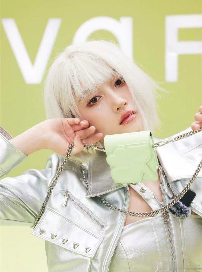 关晓彤Y3K未来感关晓彤机械姬妆2.0关晓彤又来鲨我了！之前的机械姬造型就让人失