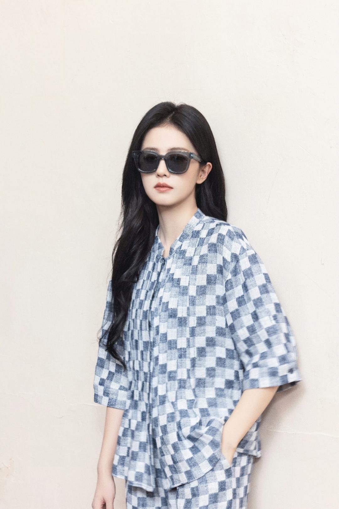 被白鹿这套蓝白格纹穿搭戳中了！
宽松套装慵懒舒适，黑长直秀发温柔飘逸，墨镜一戴又