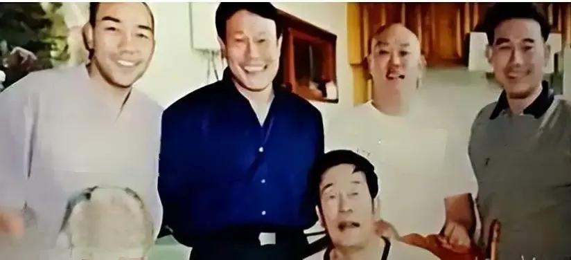 杨少华和范曾都是艺术家，但他们的晚年生活方式不一样。     杨少华在妻子朱志英