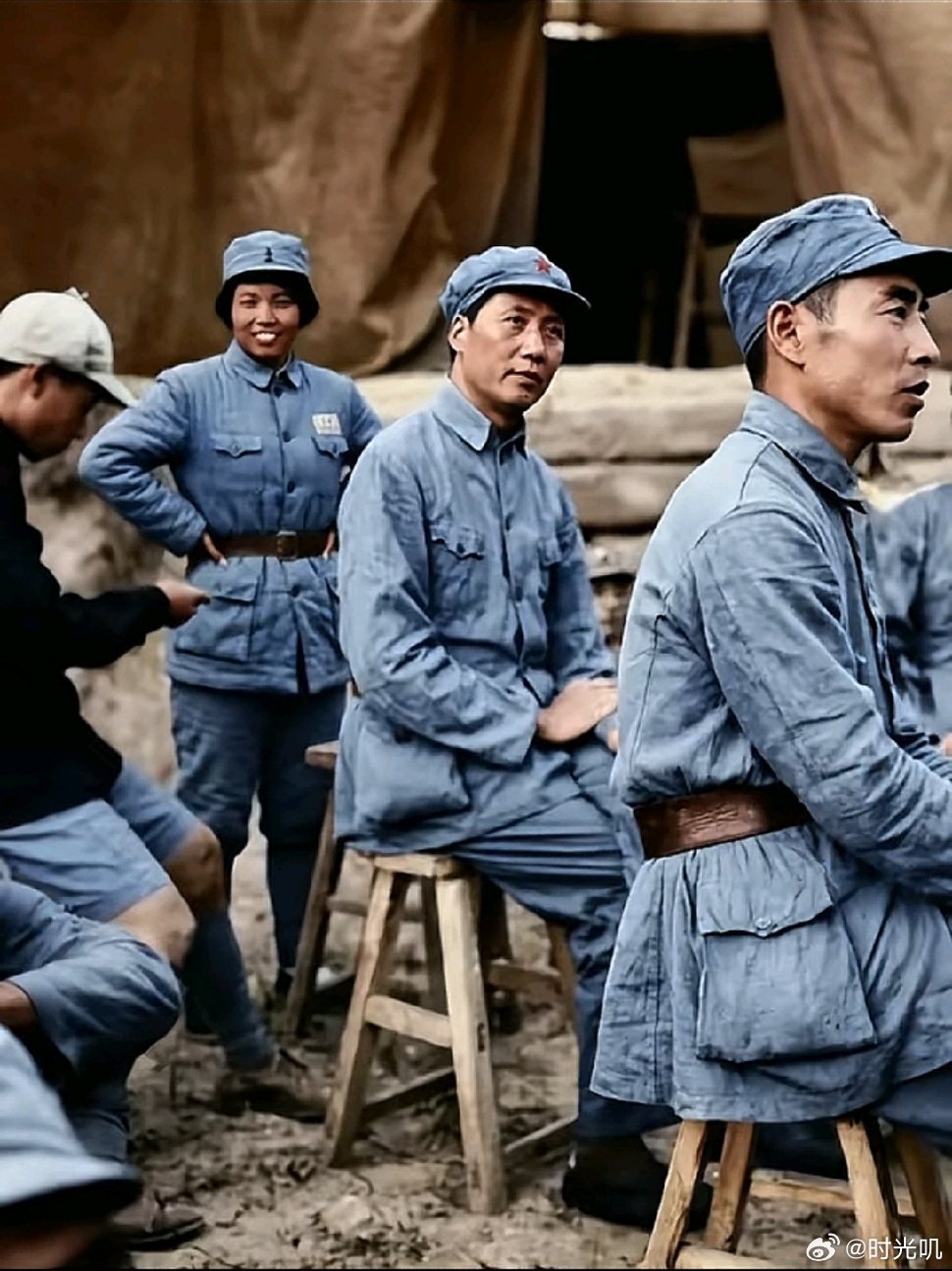 看到这张照片就特别喜欢，因为他真的和我知道老一辈一样，知道有人在偷拍他的时候，就