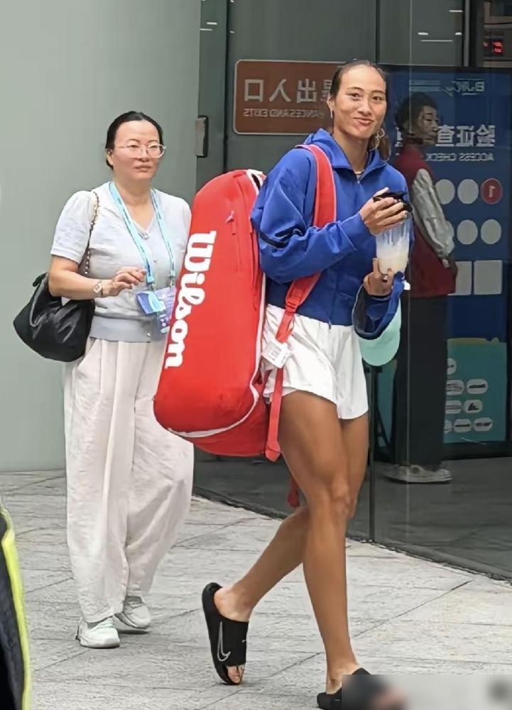 郑钦文的长相和妈妈的一样，她的高个子则随了爸爸，健康美的外貌很有辨识度。

一家