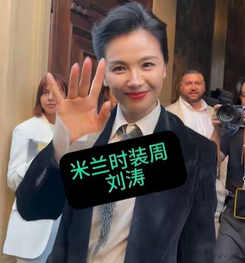 刘涛这身西装有点沉闷感！
近日她亮相米兰时装周，
剪了利落短发，一身黑色丝绒双排