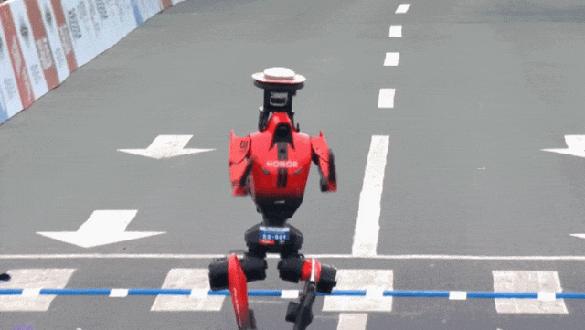 300个机器人跑半马像科幻电影似的，我已经能想象到以后这些机器人的运用场景了 宇