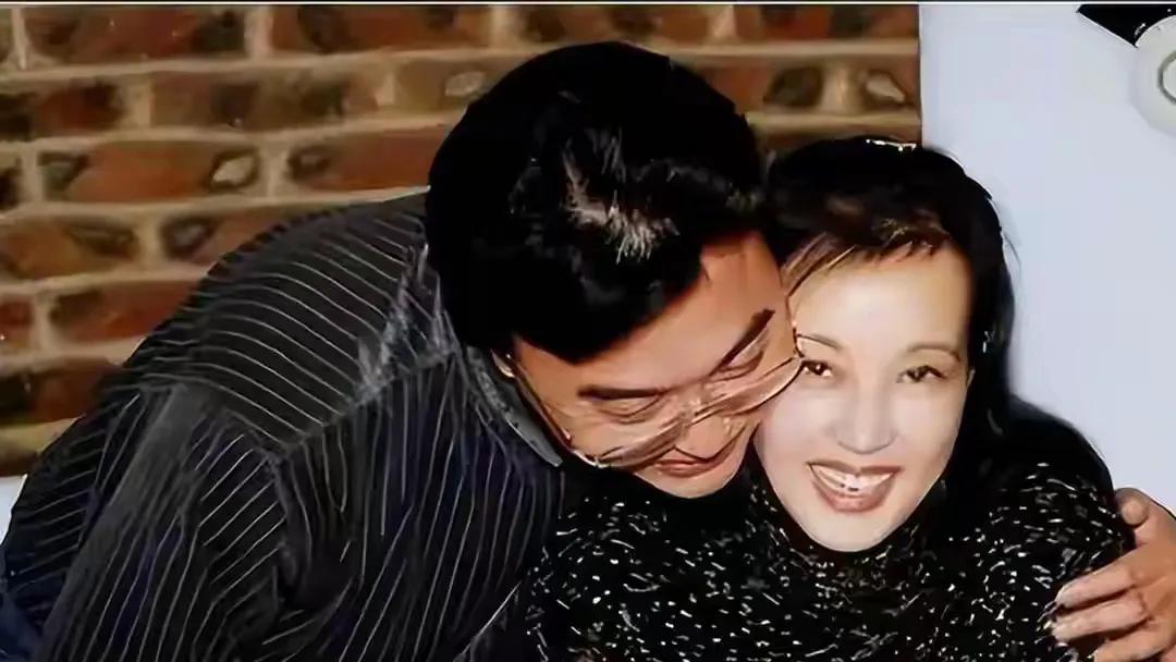 笑的如此开心的刘晓庆，肩上的这位男士，是丈夫王晓玉吗！