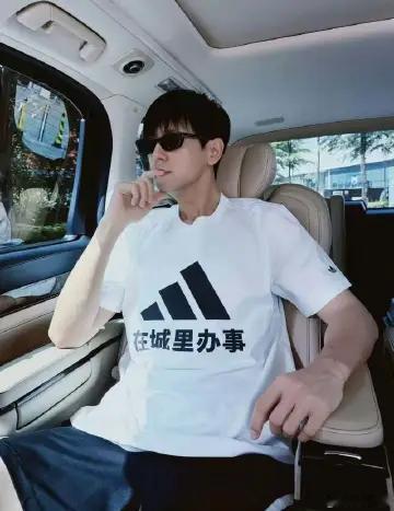 李现为世界杯开球看世界杯上咪咕 李现身着5号球衣抵达亚特兰大，6月22日零点西沙