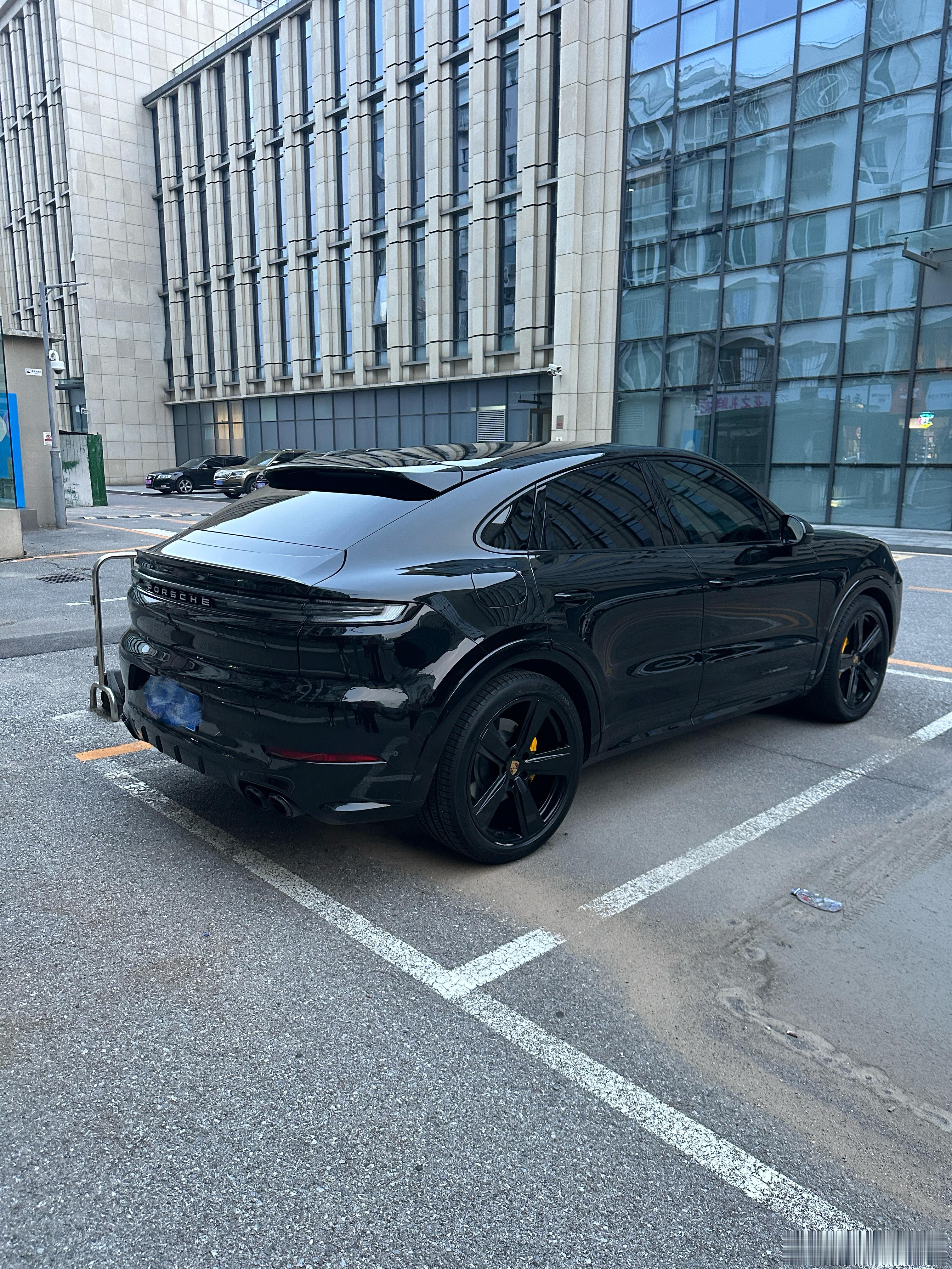 这保时捷卡宴coupe 还是挺帅的而为全黑 挺凶！  ​​​