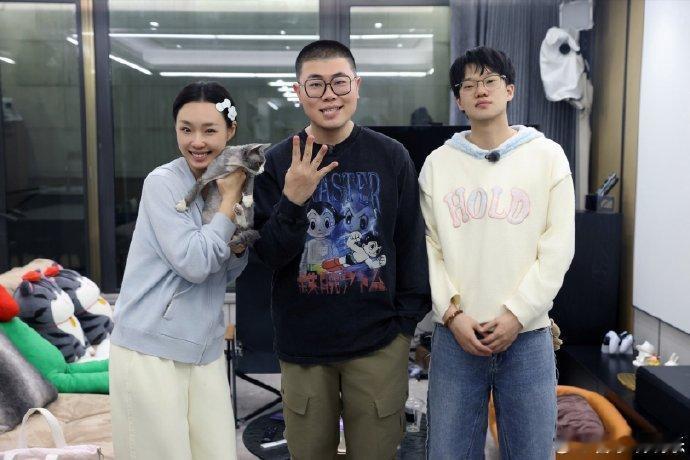 吕严我愿称之为中华老吃家我家那小子 孙天宇张呈吃完吕严做的饭，怕是不想回家了。烤