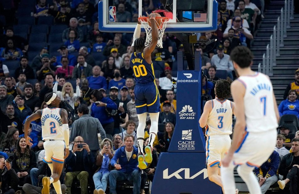 #NBA# 北京时间11月17日，NBA常规赛，勇士主场对阵雷霆。目前半场结束，