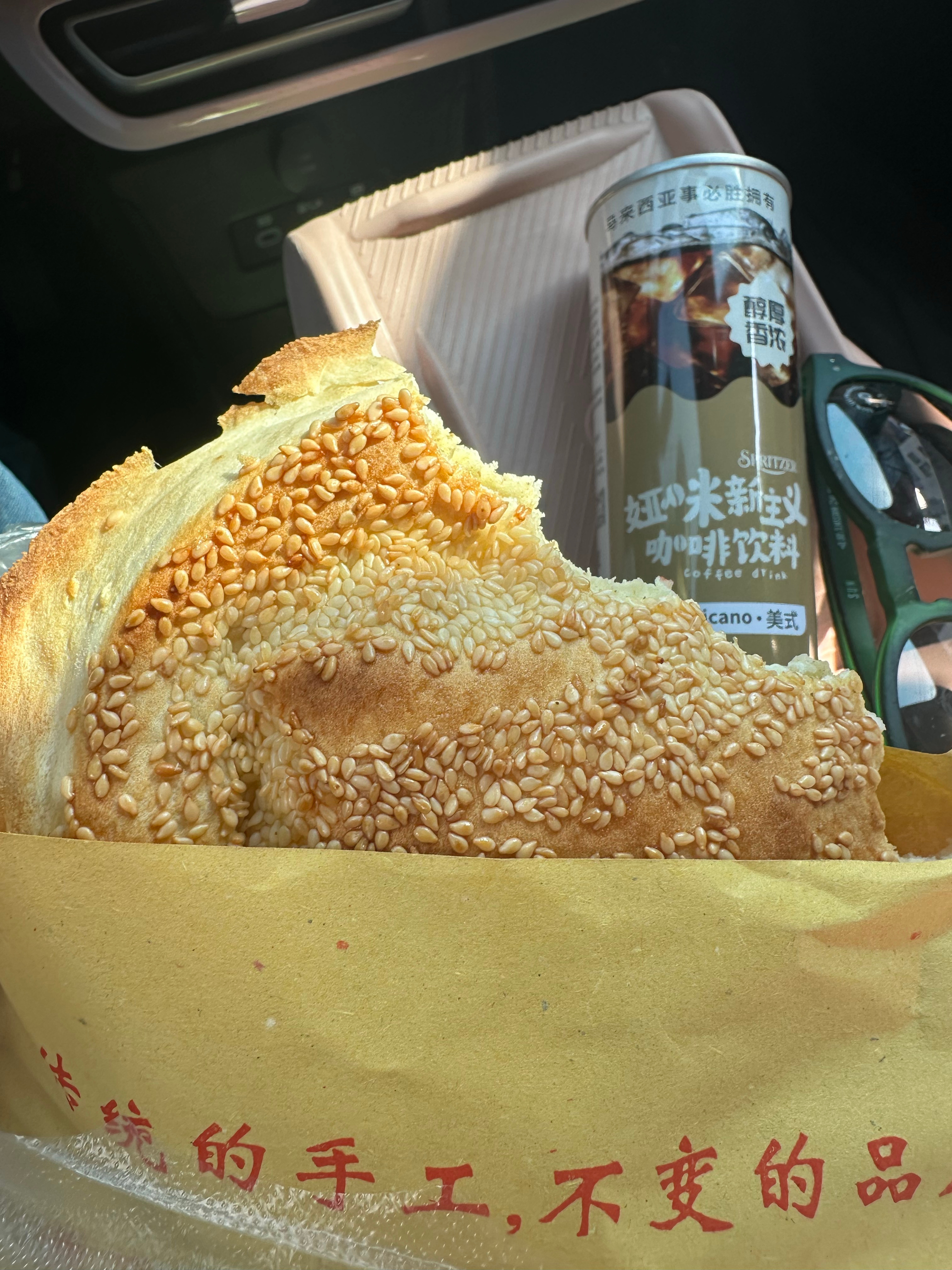 给孩子买完药 刚好旁边有卖烧饼的 我还以为大早上人家只是刚营业没打好呢 一问已经