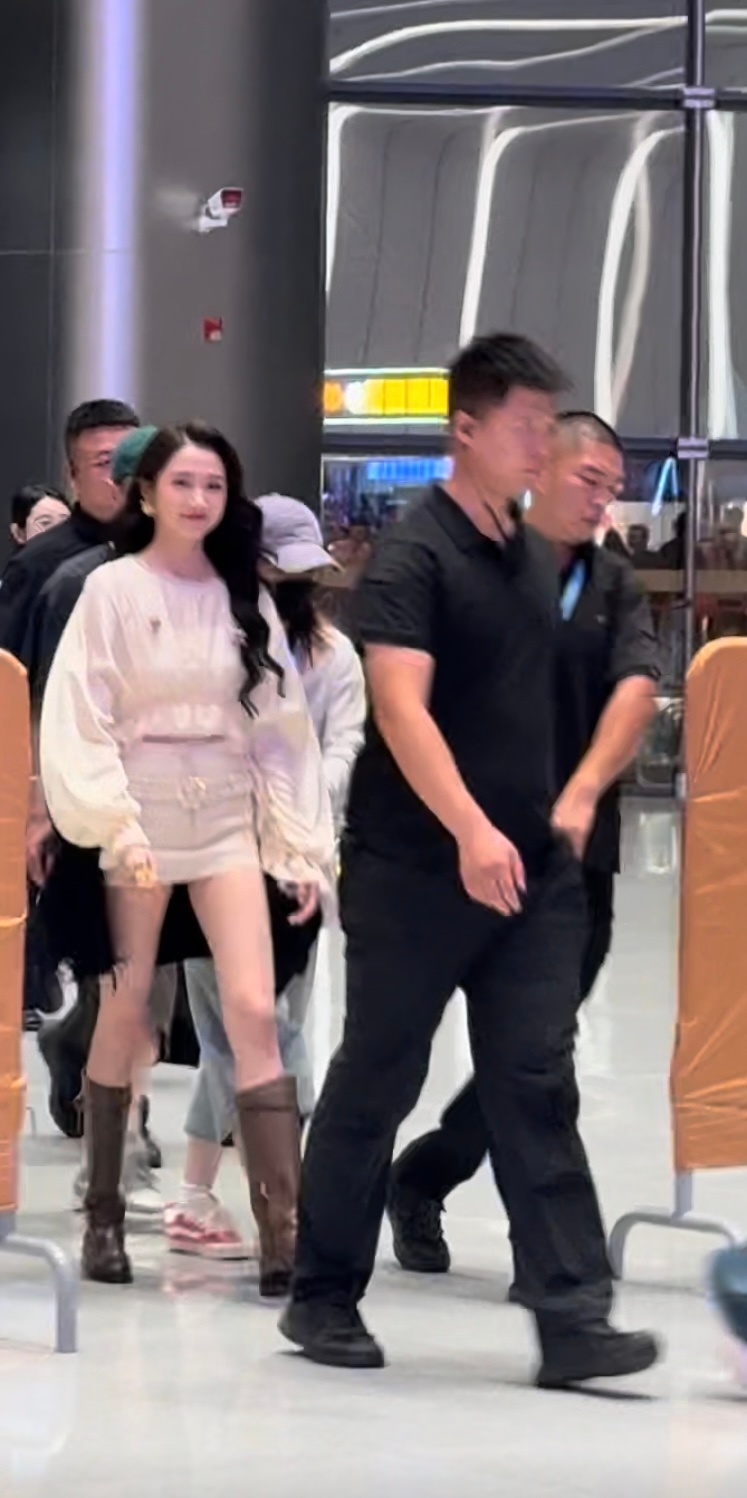 又从相册里捡到一张对视死手干嘛呢！这么糊