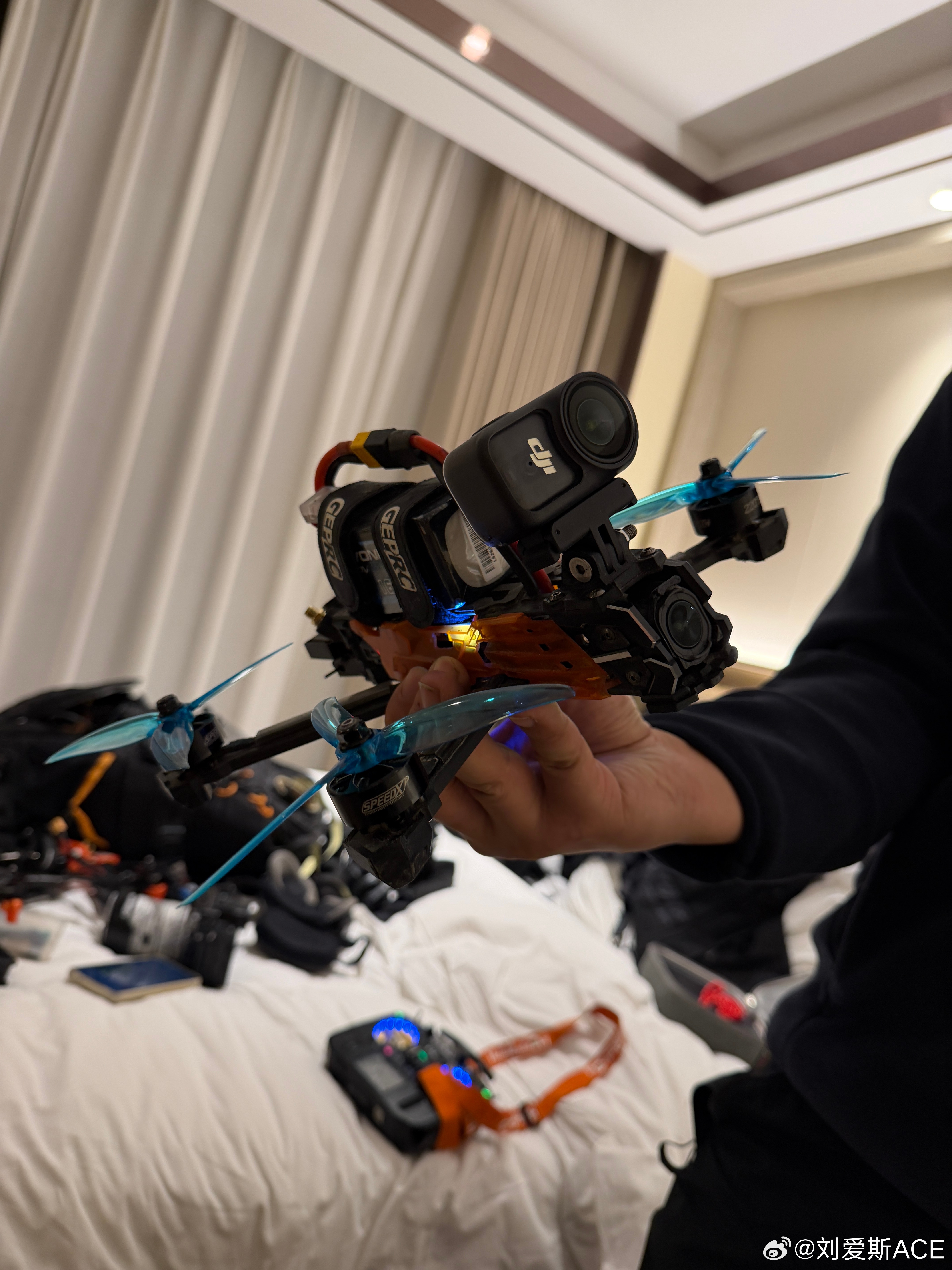 改装军火展示 穿越机三台 无人机一台 设备若干三个拿大几十斤装备拍摄 顶满 我们