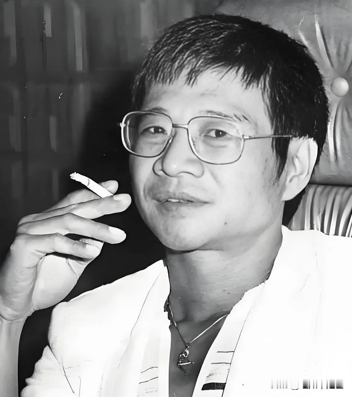 他伪造公章和介绍信，由内蒙古畏罪潜逃至广州，七月间偷渡澳门，最终逃抵香港，最终却