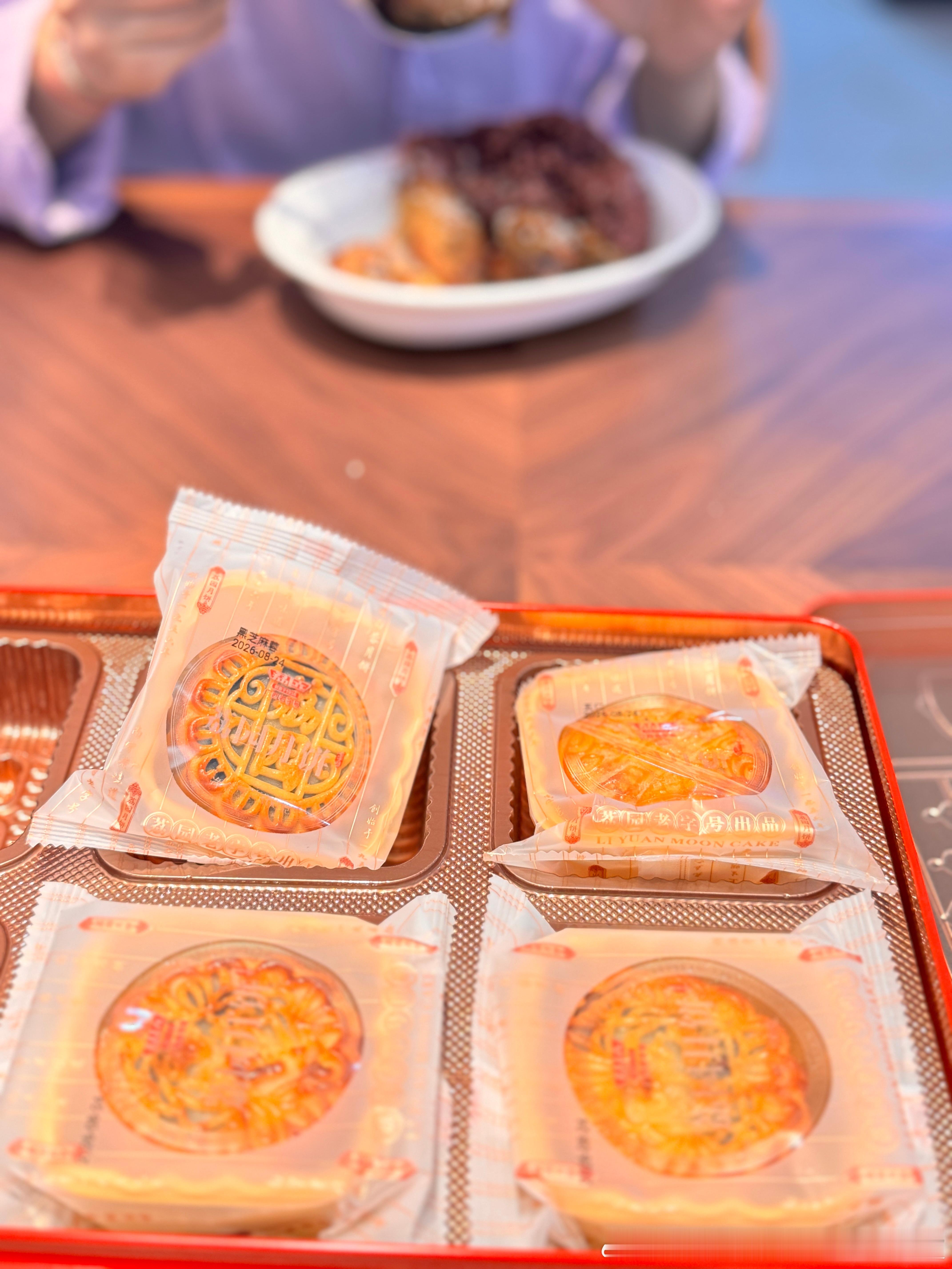 把南宁粉丝送我的月饼带过来和大家分享。黑姥姥黑姥爷中秋应该还不能回来。本以为中秋