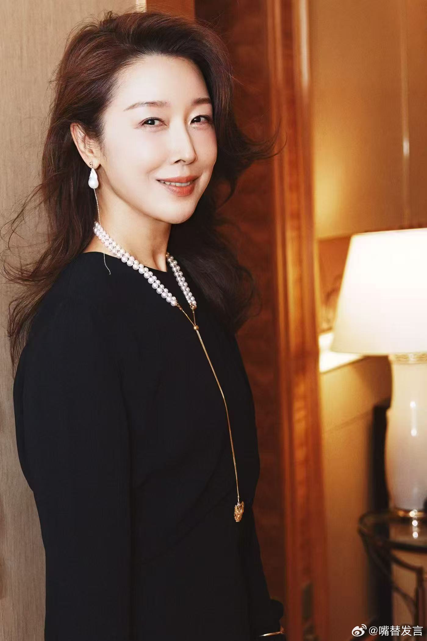 孙悦54岁还在坚持做一件事——把温暖唱给更多人听。这种“治愈”内娱独一份，不接受
