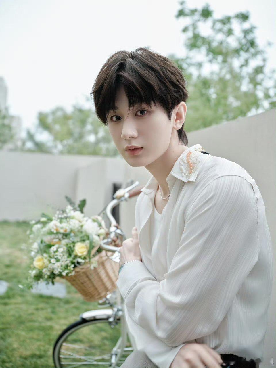 成毅玩泡泡机也太可爱了吧🥰直接击中了我的心巴[抱一抱] ​​​