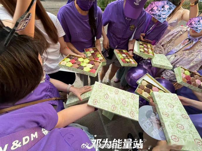 邓为巴黎时装周 巴黎凌晨四点的守候，是钻石姐姐跨越时差的偏爱！精致点心逆应援回馈