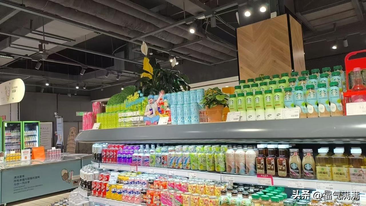 东鹏特饮销量碾压红牛，
工厂、服务区、学校小店堆满瓶子，
可95后、00后不少人