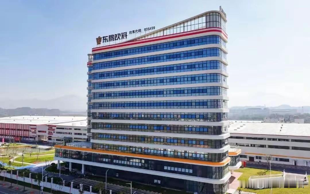 最近一款饮料狂卖65亿，靠“山寨”杀出一条血路，甚至干翻了东方树叶。就说元气森林