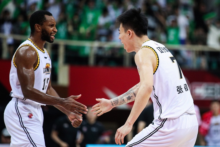 我也来啦！弗格加盟上海 新赛季和老队友张镇麟继续并肩作战