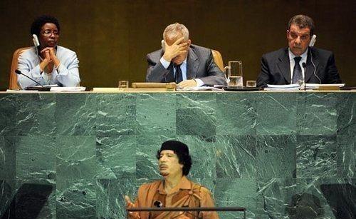 1992年联合国制裁利比亚，中国投了弃权票，卡扎菲很不满。利高官见到中国大使王厚