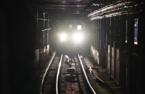 美国纽约地铁近日在不同线路列车车厢内先后发现两具遗体，间隔仅数小时。首具为23岁