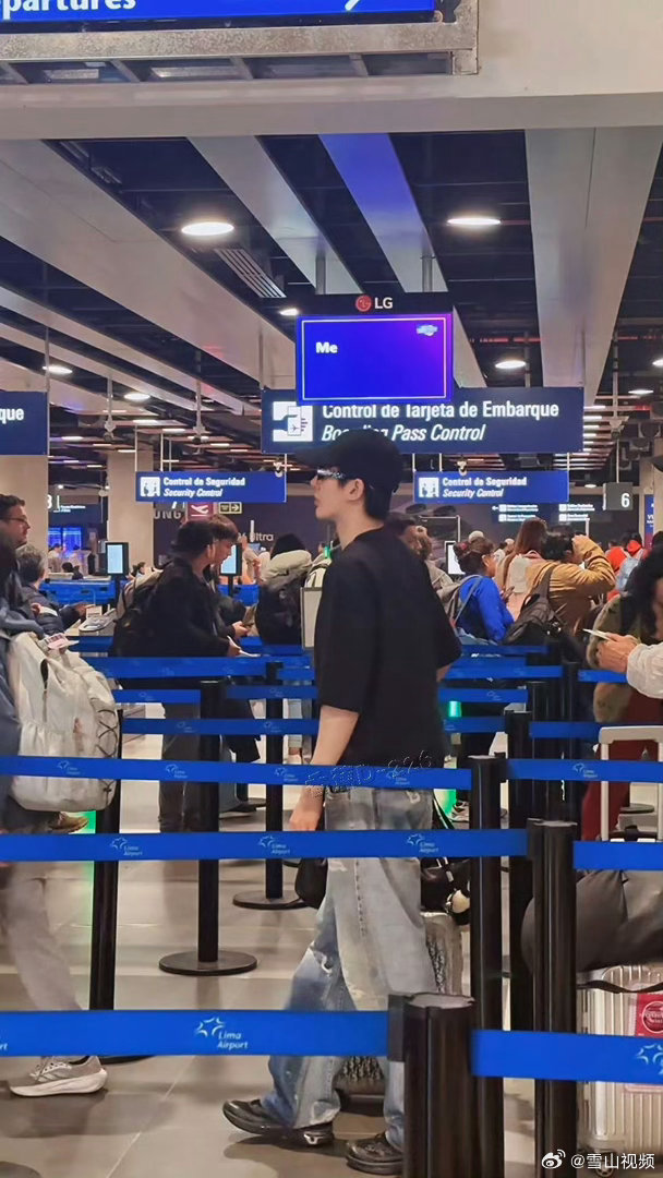 邓为记住所有人箱子的颜色不声不响的体贴最动人。旅行途中邓为主动搬运行李，反复清点