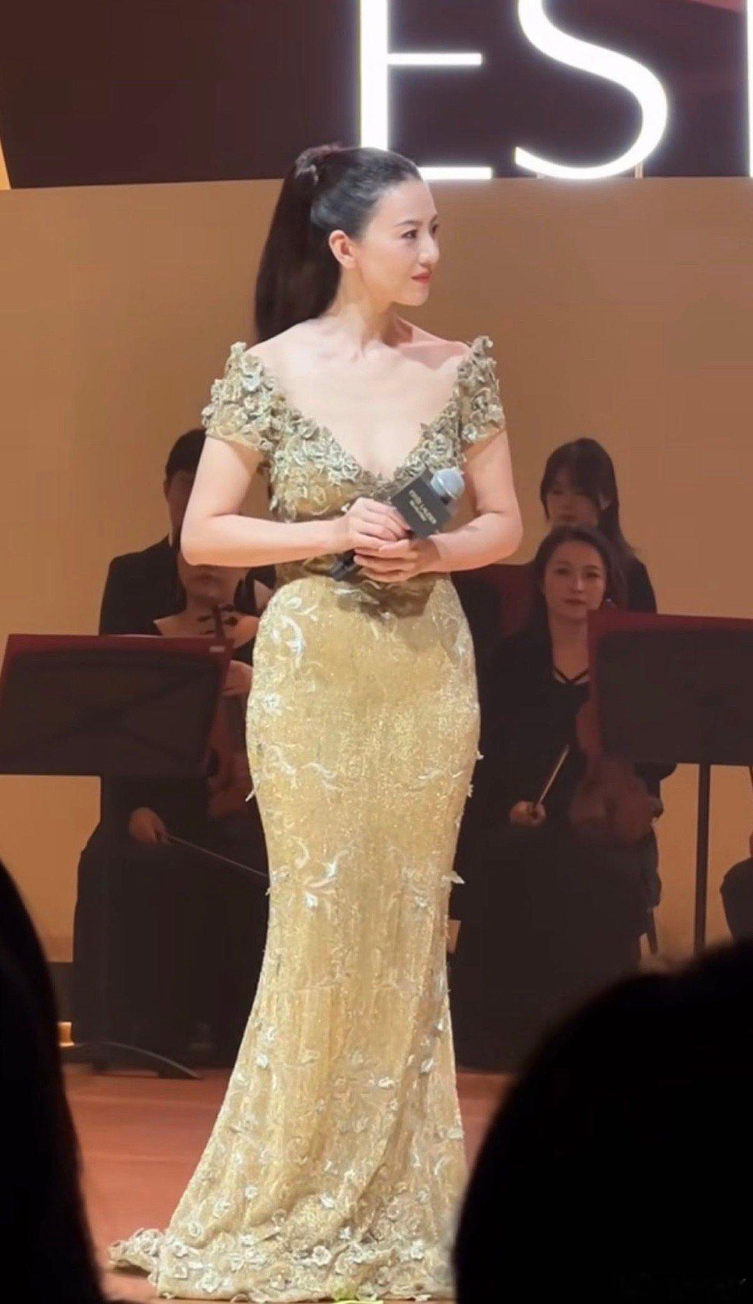 高圆圆白月光独白好治愈 月光般的治愈力！高圆圆音乐会念白细腻舒缓，时光沉淀出的从