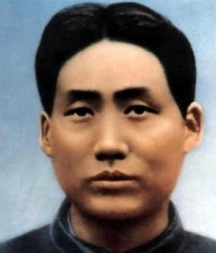 1927年，毛泽东被捕后，在押去处死路上，突然对一名团丁说：“老哥，我腿疼，伤筋