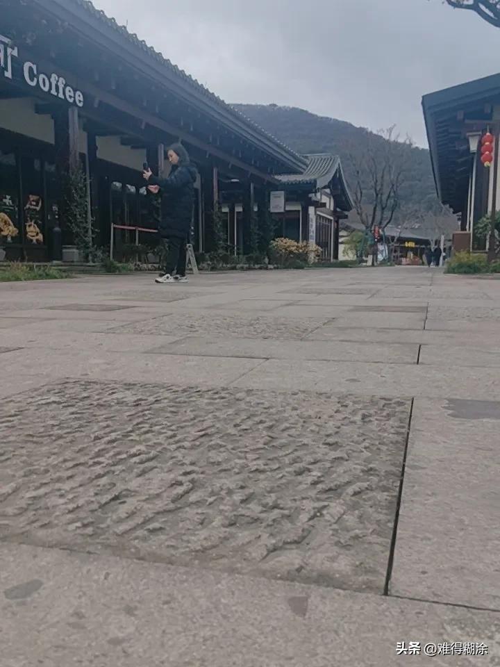 新年将至，年味渐浓。年货篮里藏着亲情与善意，游子带回特产，儿女为父母备滋补品，社