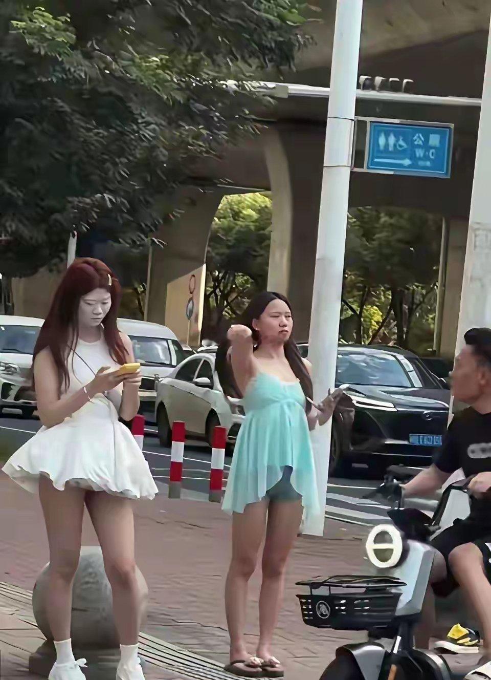 这妆化的 大哥看的目瞪口呆 这是直接把水泥糊脸上了吧 