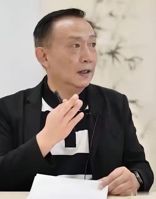 卢麒元戳破一类老文人的遮羞布：嘴上否定家国，海外养老还回头割韭菜
 
最近卢麒元