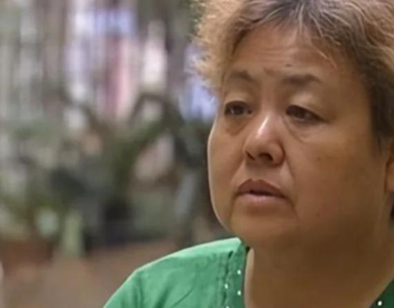 2004年，武汉一个男孩意外去世后，母亲把他的电话一起葬入坟墓。一年以后，思念过