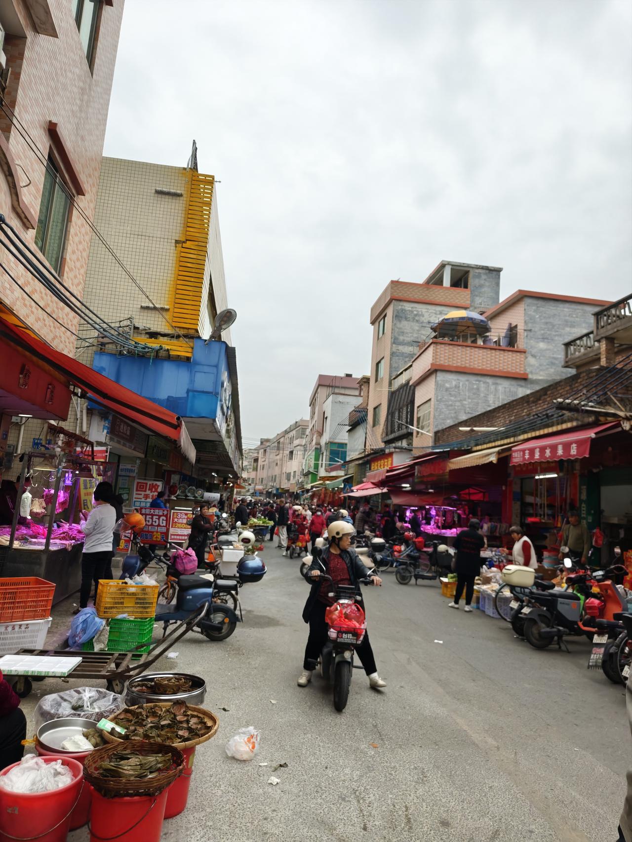 浓浓的年尾在菜市场。在千家万户热火朝天的的厨房里。