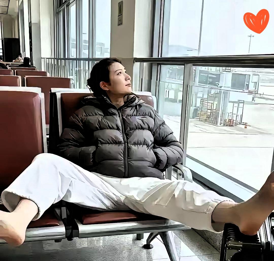 成都机场光脚劈叉那姑娘，
涨粉8万的流量密码，咋看都有点硌得慌。
​​不是说劈叉