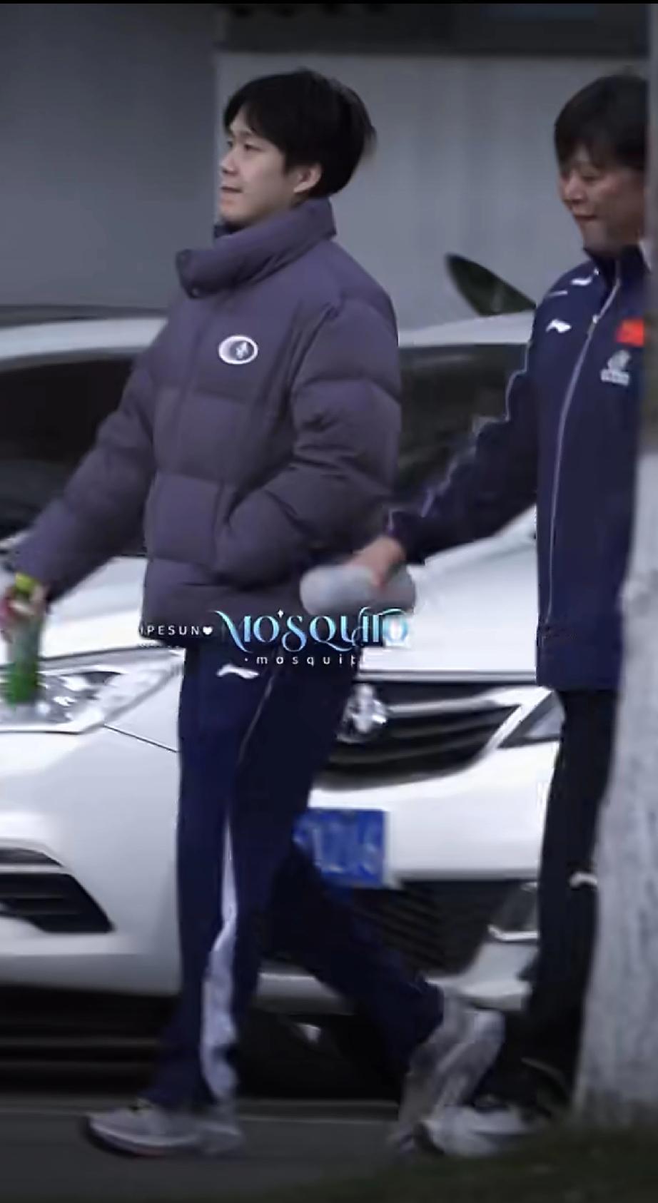 王楚钦放学了[笑哭]！
在成都封闭训练的王楚钦结束训练了，他走出训练馆，后面紧跟