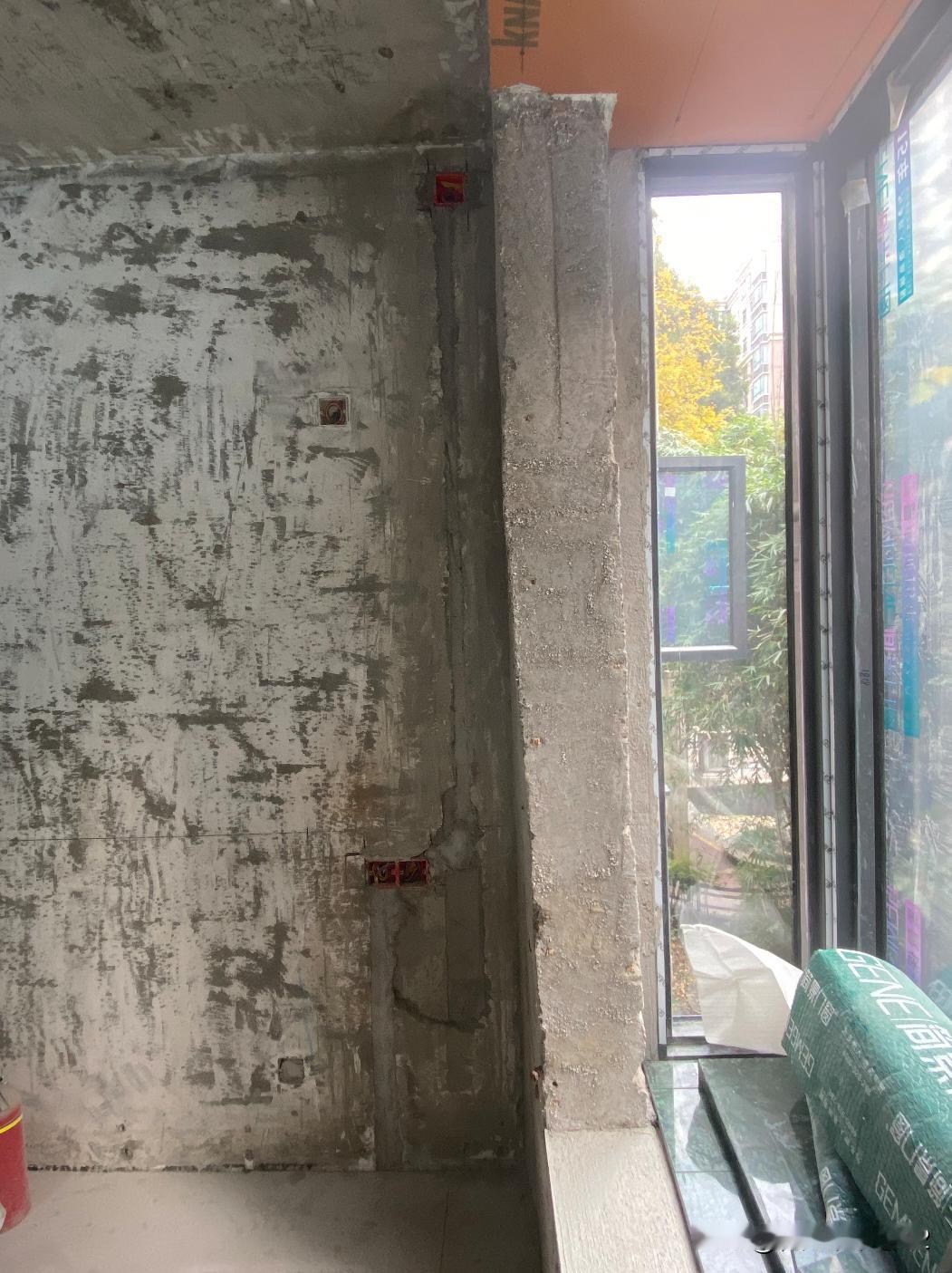 这样的墙体误差你们遇到过吗？开发商这是拖欠了施工单位的工程款吗？施工单位质量这么