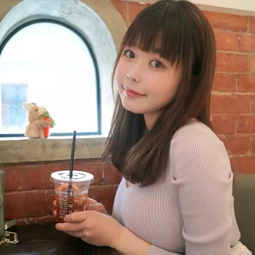 阳光明媚的一天，我与奶茶和玩具相伴😊