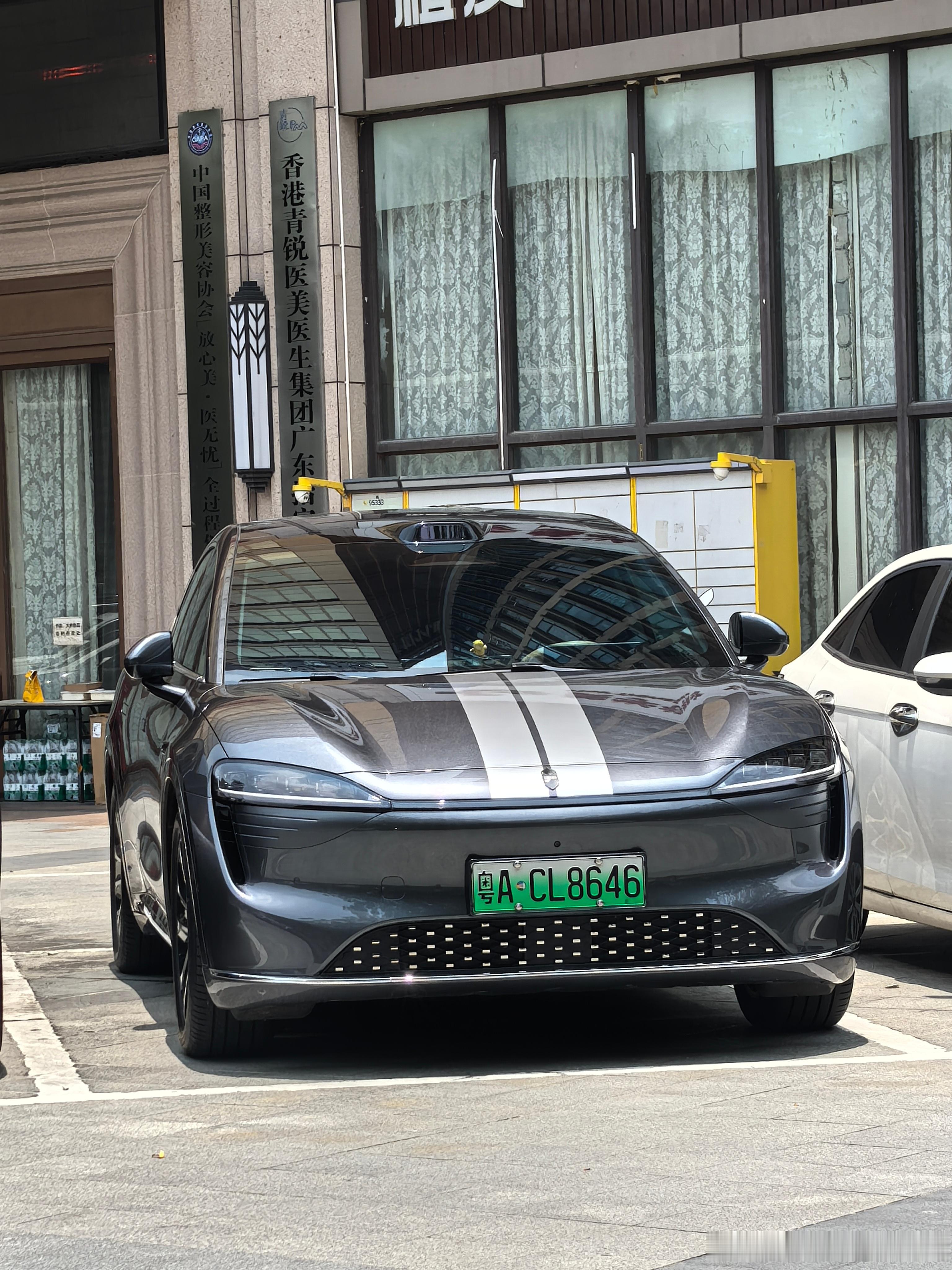 因为那两条拉花，第一眼误以为是小米汽车。 